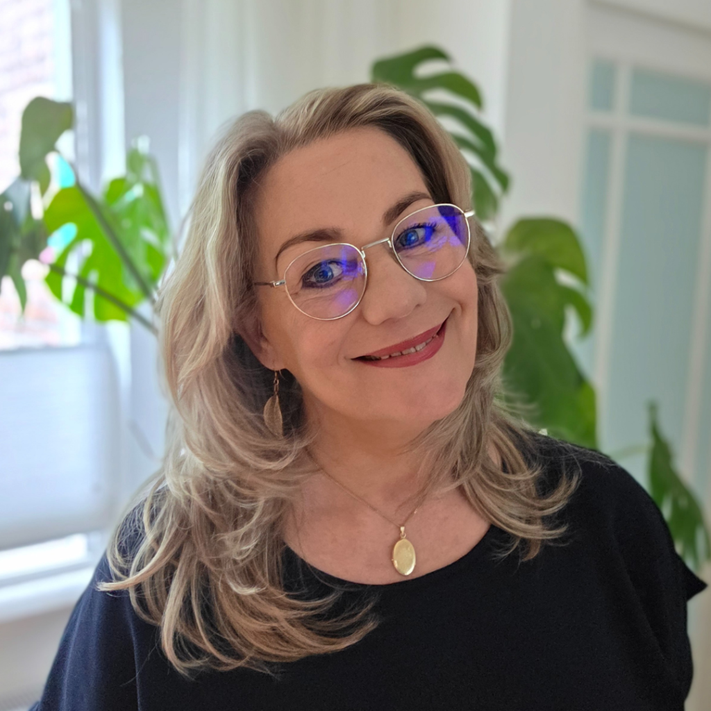 Marion Terpstra de drijvende kracht achter de workshop van schets naar sieraad