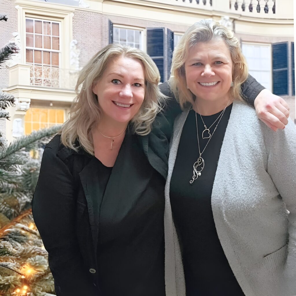 Esther Helena en Marion voor kasteel Groeneveld waar ze samen op een beurs hebben gestaan.