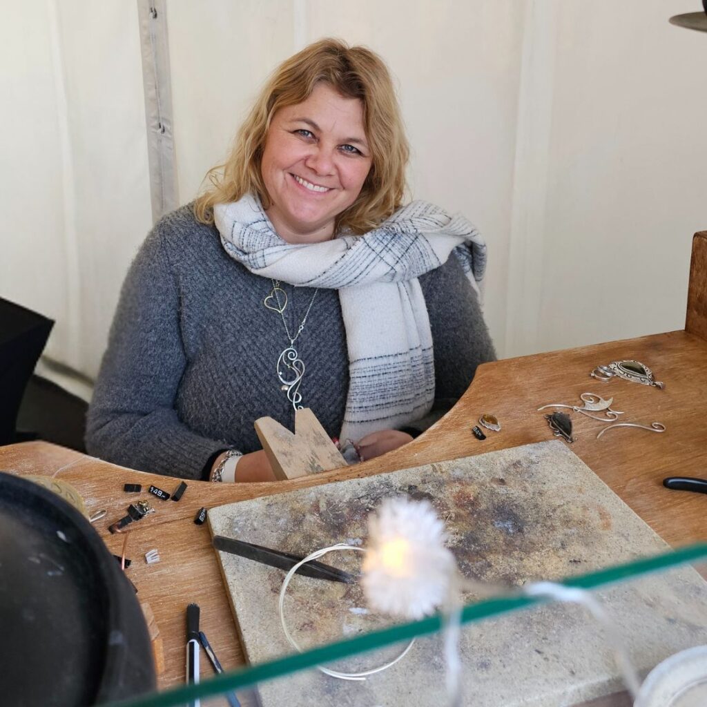 Esther Helena achter haar stavelij aan het werk