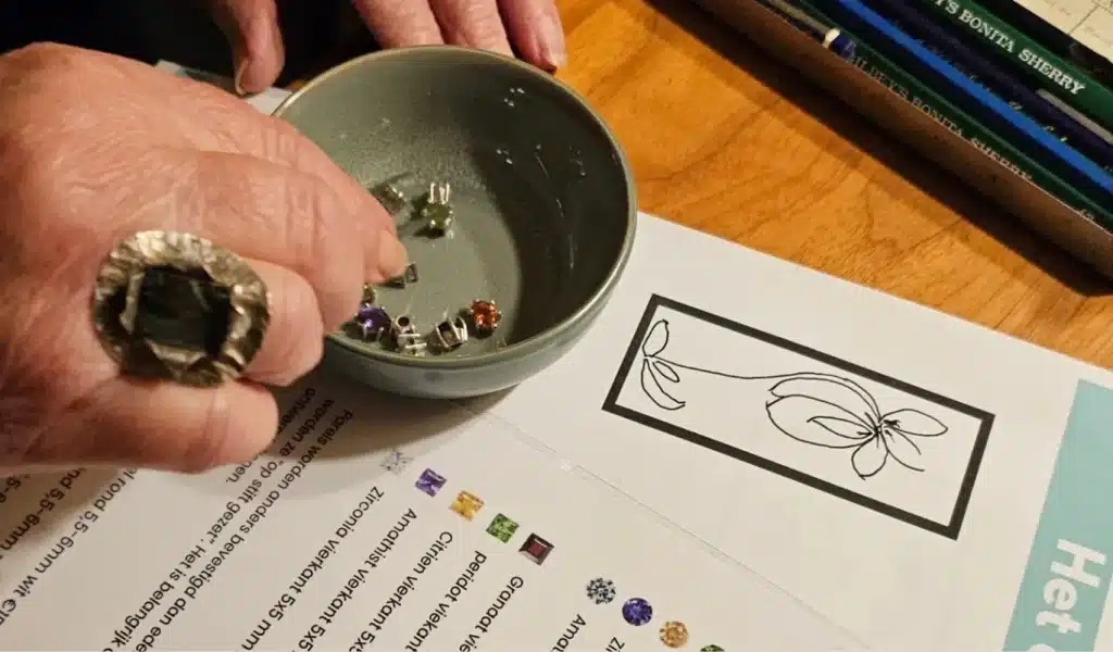 Deelnemer experimenteert met kleur en vorm tijdens het ontwerpproces