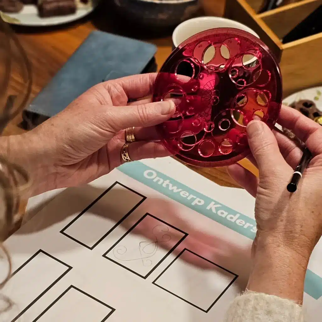 Collega's tekenen samen tijdens de teamworkshop